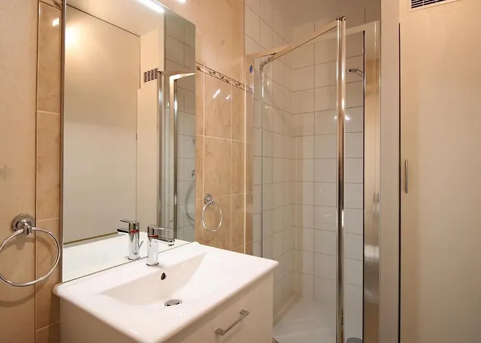 Appartement T2 Avec Balcon Expose Ouest, Parking Prive, Au Mont-dore, Proche Centre Et Thermes - Fr-1-608-190 *